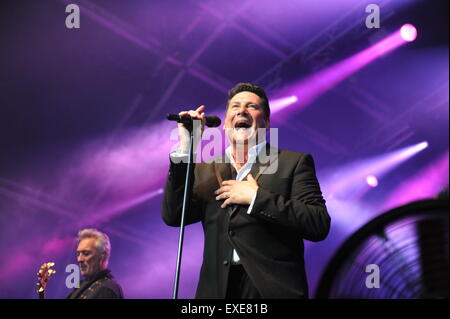 Tony Hadley de Spandau Ballet, le chant au Festival 2015 Henley Banque D'Images