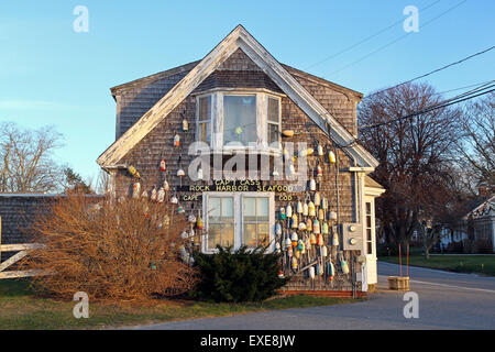 Un vieux bâtiment, abritant un restaurant de fruits de mer, Orleans, Cape Cod, Massachusetts, United States, Amérique du Nord Banque D'Images