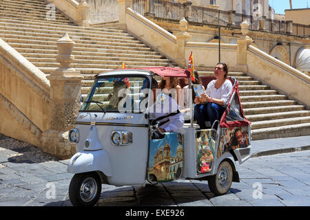 Les touristes en roulant le long de Corso Vittorio Emmanuele, avec un guide, soulignant l'architecture intéressante, Noto, Sicile, Ital Banque D'Images