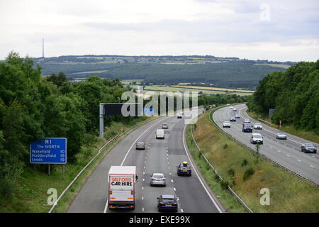 Les véhicules qui circulent sur l'autoroute M1, Barnsley, South Yorkshire, UK. Photo : Scott Bairstow/Alamy Banque D'Images