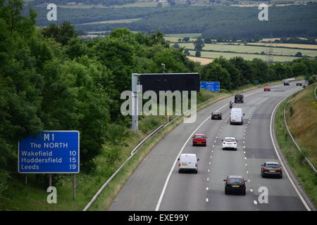 Les véhicules qui circulent sur l'autoroute M1, Barnsley, South Yorkshire, UK. Photo : Scott Bairstow/Alamy Banque D'Images