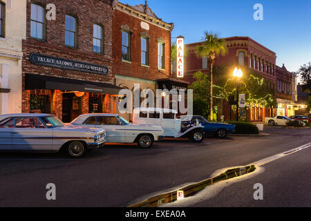 Classic cars alignés en avant du Palace Saloon dans le centre-ville de Fernandina Beach, en Floride. Photographié au crépuscule. Banque D'Images