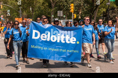 New York, USA. 12 juillet, 2015. Les travailleurs de Deloitte sur Broadway mars à New York dans le premier rapport annuel Handicap Pride Parade le dimanche, Juillet 12, 2015 célébrer le 25e anniversaire de la signature de l'Americans with Disabilities Act (ADA). L'ADA a veillé à l'accessibilité à la mobilité et supprimé les obstacles à l'emploi, de transport, d'hébergement, les services publics et les télécommunications. Crédit : Richard Levine/Alamy Live News Banque D'Images