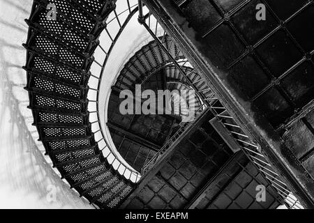 Escalier de phare de l'île de chasse ci-dessous en noir et blanc, la chasse, l'île de Caroline du Sud Banque D'Images