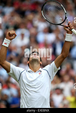 Londres, Grande-Bretagne. 12 juillet, 2015. Novak Djokovic la Serbie de célèbre après la finale du tournoi contre la Suisse de Roger Federer au tournoi de Wimbledon Wimbledon en 2015, le sud-ouest de Londres, Grande-Bretagne, le 12 juillet 2015. Novak Djokovic a battu Roger Federer 3:1 pour remporter le titre. Credit : Han Yan/Xinhua/Alamy Live News Banque D'Images