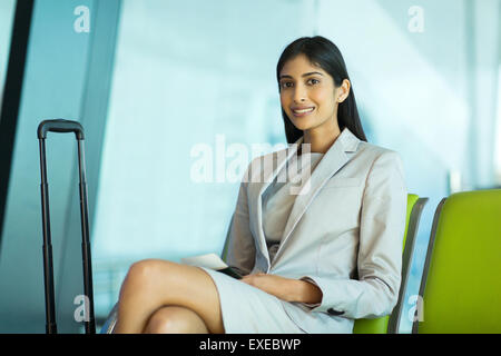 Beautiful Indian businessman sitting at airport en attente de son vol Banque D'Images