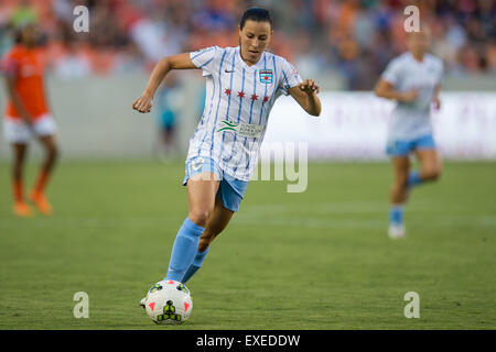 Houston, Texas, USA. 12 juillet, 2015. Le milieu de Chicago Red Stars Vanessa DiBernardo (10) contrôle la balle pendant la 2ème moitié d'un jeu entre l'avancée NWSL Houston Dash et le Chicago Red Stars au stade BBVA Compass à Houston, TX, le 12 juillet, 2015. © Trask Smith/ZUMA/Alamy Fil Live News Banque D'Images