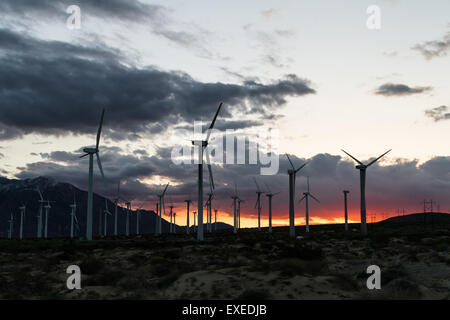 Les moulins à vent pour l'énergie dans le col de San Gorgonio en Californie du Sud Banque D'Images