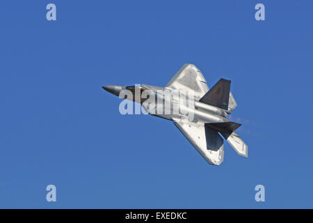 F-22 Raptor Stealth Jet fighter volant à 2015 Spectacle aérien de Planes of Fame Banque D'Images