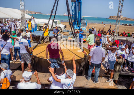 Praia, Cap Vert. 12 juillet 2015, est typique de la Cachupa plat cap-verdienne. Le 12 juin a été fait une tentative de record pour le Livre Guinness pour le plus grand monde Cachupa Banque D'Images