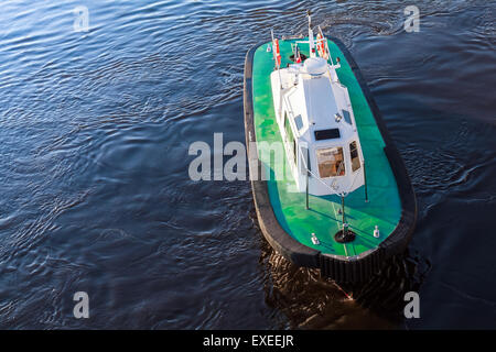 Avec bateau-pilote de pont vert et noir de l'eau de mer sur une coque Banque D'Images