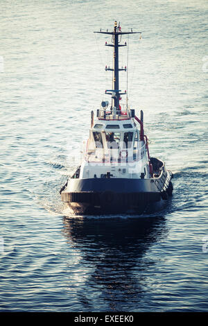 Tug boat en cours, vue avant, filtre de correction tonale, retro style Banque D'Images