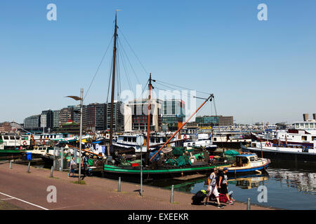 Les bateaux et les touristes à Amsterdam, Hollande du Nord, Pays-Bas Banque D'Images