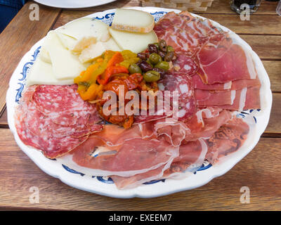 Repas dans un pub pour plaque de dégustateur Toscane deux jambons salami finocchiona, truffe pecorino olives fromage légumes dans l'huile Banque D'Images