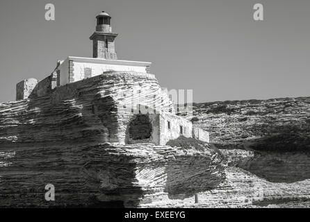 Photo monochrome de madonetta phare. Entrée au port de Bonifacio, Corse, France Banque D'Images