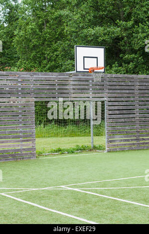 Buts de soccer et de basket-ball sur le terrain extérieur de l'aire de jeux avec terrain synthétique Banque D'Images