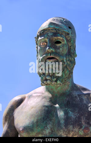 Portrait de Bronze de Riace copie moderne statue de B fond de ciel bleu Banque D'Images