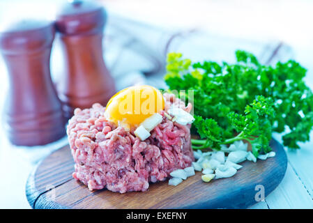 La viande hachée avec l'œuf sur la carte Banque D'Images