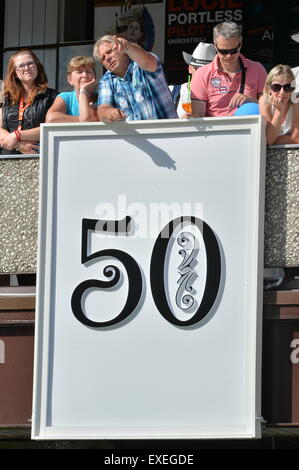 Karlovy Vary, République tchèque. 11 juillet, 2015. Atmosphère au cours de la 50e Festival International du Film de Karlovy Vary, République tchèque, le 11 juillet 2015. © Pavel Nemecek/CTK Photo/Alamy Live News Banque D'Images