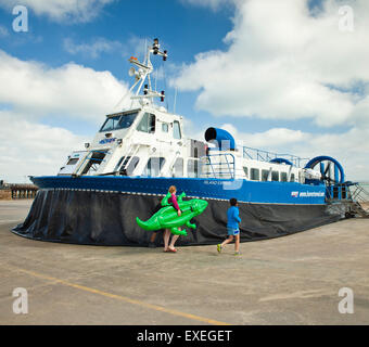 L'embarquement de la famille l'île de Wight à l'aéroglisseur de Ryde. Banque D'Images