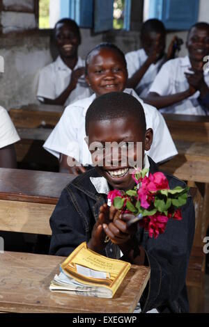 Les élèves en classe, avec un bouquet, Kawongo Zhinabukete, district, province de Bandundu, le Congo-Brazzaville Banque D'Images