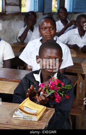 Les élèves en classe, avec un bouquet, Kawongo Zhinabukete, district, province de Bandundu, le Congo-Brazzaville Banque D'Images