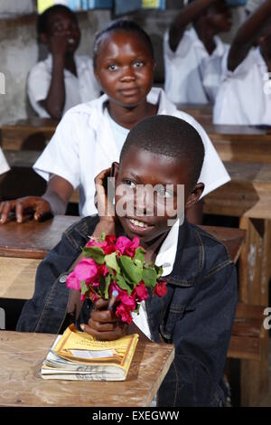 Les élèves en classe, avec un bouquet, Kawongo Zhinabukete, district, province de Bandundu, le Congo-Brazzaville Banque D'Images