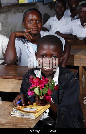 Les élèves en classe, avec un bouquet, Kawongo Zhinabukete, district, province de Bandundu, le Congo-Brazzaville Banque D'Images