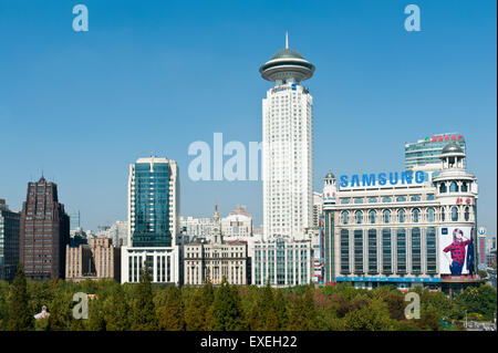 Gratte-ciel dans le parc avec le Radisson Blu Hotel Shanghai New World, vue depuis le musée de la planification urbaine, Shanghai, Chine Banque D'Images