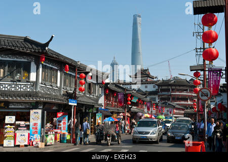 Rue commerçante, lanternes rouges, les maisons dans le style ancien, vieille ville bazar, Nanshi, tour Jin Mao et Shanghai tour derrière Banque D'Images