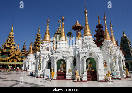 Les sanctuaires, Shwedagon Pagoda, Yangon, Myanmar Banque D'Images