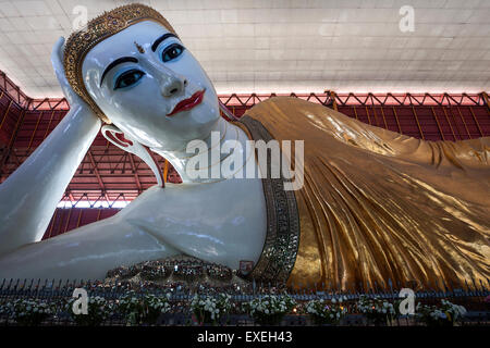 Bouddha couché de Chauk Htat Pagode Gri, l'un des plus grands Bouddha dans le Myanmar, 72 m de long, Yangon, Myanmar Banque D'Images