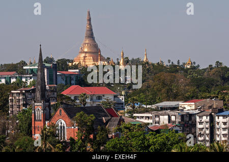 Vue sur la pagode Shwedagon, Yangon, Myanmar Banque D'Images