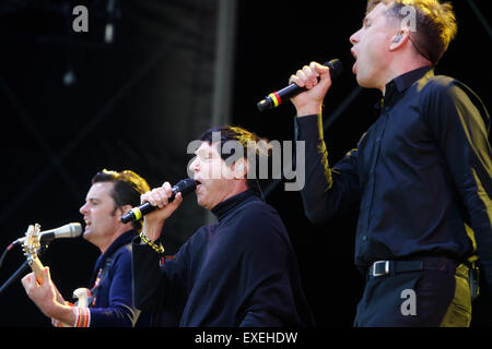 De gauche Nick McCarthy, Russel Mael, Alex Kapranos de Franz Ferdinand et des étincelles se produisent au festival de musique en plein air de Trencin, Slovaquie le 10 juillet 2015. (CTK Photo/Peter Jakab) Banque D'Images