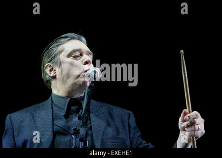 Singer Blixa Bargeld de Einsturzende Neubauten groupe de musique allemand fonctionne à l'air libre music festival Pohoda à Trencin, Slovaquie le 10 juillet 2015. (CTK Photo/Peter Jakab) Banque D'Images