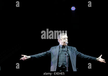 Singer Blixa Bargeld de Einsturzende Neubauten groupe de musique allemand fonctionne à l'air libre music festival Pohoda à Trencin, Slovaquie le 10 juillet 2015. (CTK Photo/Peter Jakab) Banque D'Images