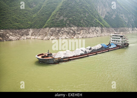 Barge de charbon navigation le long de la rivière Yangtze en Chine Banque D'Images