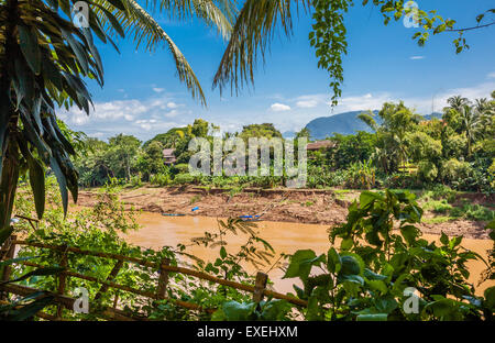 République démocratique populaire du Laos, Laos, Luang Prabang, vue de la rivière Nam Khan qui coule à travers une végétation tropicale Banque D'Images