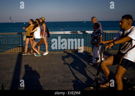 Un groupe de filles prendre un en selfies avant de la mer Méditerranée à Barcelone, Espagne, le 10 juillet, 2015. Banque D'Images