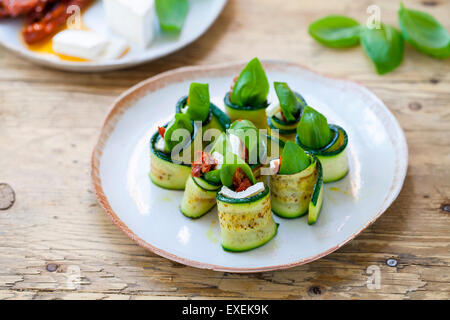 Rouleaux de courgettes au fromage de chèvre, tomates séchées et basilic Banque D'Images