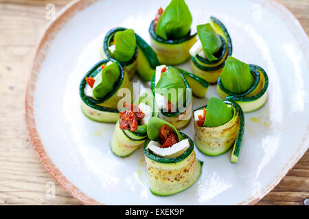 Rouleaux de courgettes au fromage de chèvre, tomates séchées et basilic Banque D'Images