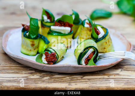 Rouleaux de courgettes au fromage de chèvre, tomates séchées et basilic Banque D'Images