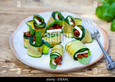 Rouleaux de courgettes au fromage de chèvre, tomates séchées et basilic Banque D'Images