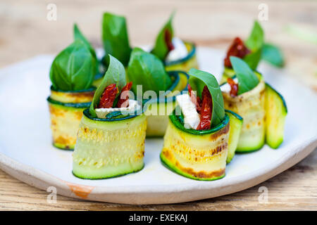 Rouleaux de courgettes au fromage de chèvre, tomates séchées et basilic Banque D'Images