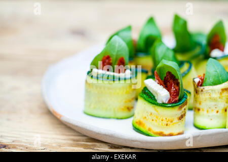 Rouleaux de courgettes au fromage de chèvre, tomates séchées et basilic Banque D'Images