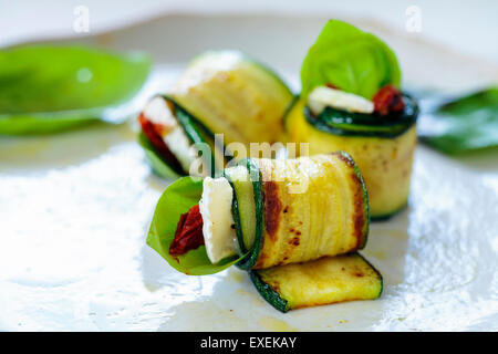 Rouleaux de courgettes au fromage de chèvre, tomates séchées et basilic Banque D'Images