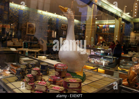 Un affichage de Pâté de Foie (pâté de foie de canard ou d'oie) dans une fenêtre d'une boutique gastronomique à Lille, France. Banque D'Images