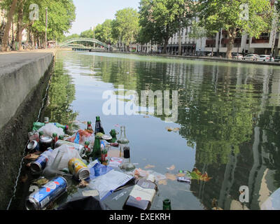 Déchets et des bouteilles vides - les restes de la nuit parties - sur les rives du Canal Saint Martin à Paris, France 11 juillet 2015. Les appartements ici sont coûteux, même pour les standards parisiens. Directement devant leurs fenêtres, le bruit des nuits d'été peut atteindre tout à fait la fête avec le volume de personnes dans la région. Après il y a en ce moment une disbute de l'usage du Canal Saint Martin. Photo : Gerd Roth/dpa Banque D'Images