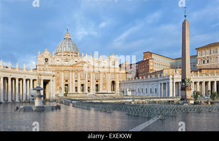 Rome - Basilique Saint Pierre - 'Basilica di San Pietro" et la place dans la matinée avant de rameaux. Banque D'Images