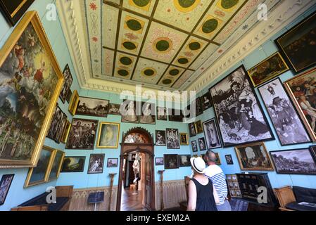 Woerlitz, Allemagne. 8 juillet, 2015. Les visiteurs regarder les œuvres d'art les peintres de la Renaissance allemande de Lucas Cranach l'ancien (1472-1553) et son fils Lucas Cranach le jeune (1515-1586) à l'exposition de Cranach à Woerlitz, Allemagne, le 8 juillet 2015. L'exposition présente 250 peintures exposées au palais et l'exposition 'Gotische Woerlitzer Haus im Park" depuis le 15 mai. Photo : Waltraud Grubitzsch/dpa/Alamy Live News Banque D'Images